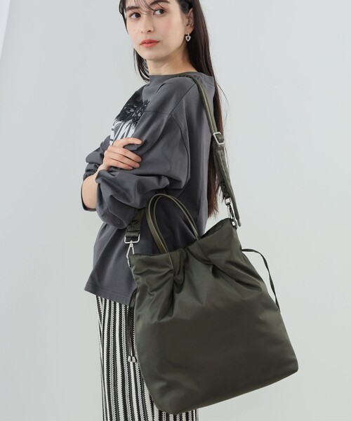 Ray BEAMS（レイビームス）の「Ray BEAMS / パディッド トート バッグ（トートバッグ・レディース・オリーブ/レッド系その他・ONE SIZE）」の4枚目の写真