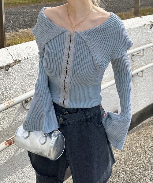 sedacle girl（セダクルガール）の「フロントホック配色オフショルニット（ニット/セーター・レディース・ブラック/ブルー・FREE）」の2枚目の写真