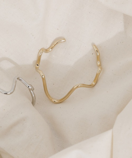 KATHARINE ROSS（キャサリンロス）の「【KATHARINE ROSS】ニュアンスメタルバングル（バングル/リストバンド・レディース・シルバー/ゴールド・MEDIUM）」の2枚目の写真