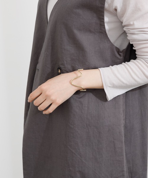 KATHARINE ROSS（キャサリンロス）の「【KATHARINE ROSS】ニュアンスメタルバングル（バングル/リストバンド・レディース・シルバー/ゴールド・MEDIUM）」の6枚目の写真