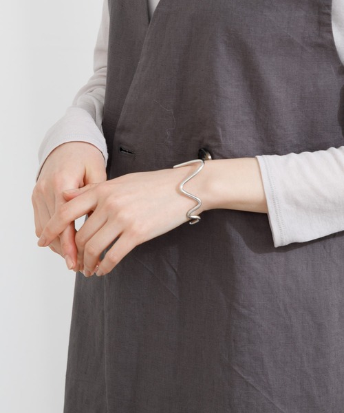 KATHARINE ROSS（キャサリンロス）の「【KATHARINE ROSS】ニュアンスメタルバングル（バングル/リストバンド・レディース・シルバー/ゴールド・MEDIUM）」の10枚目の写真