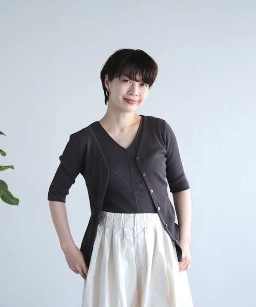 OWLEYE by domingo（アウルアイ バイドミンゴ）の「[ OWLEYE by domingo / アウルアイ ] オリジナルコットンリブ Ｖネックショートスリーブカーディガン（カーディガン/ボレロ・レディース・オリーブ/アイボリー/チャコールグレー・M/L）」の2枚目の写真