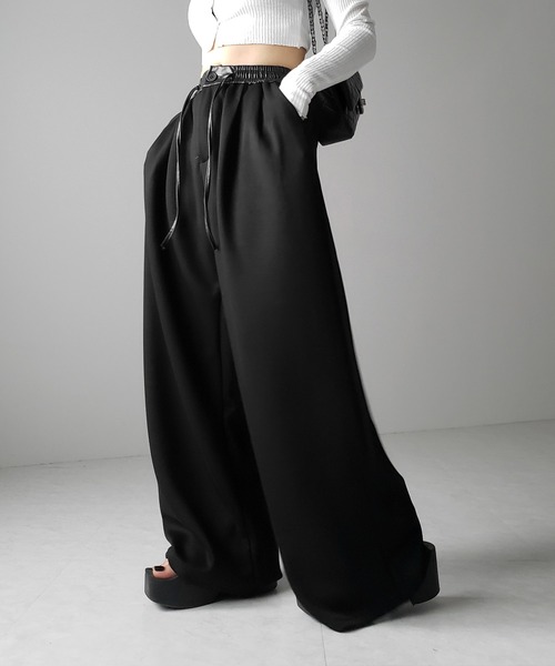me+em select（ミームセレクト）の「※ツータックレザードッキングワイドスウェットパンツ ／ 2 tuck leather docking wide sweatpants（スウェットパンツ・レディース・ブラック/グレー・SMALL/MEDIUM）」の2枚目の写真