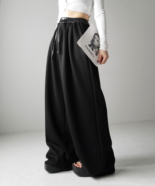 me+em select（ミームセレクト）の「※ツータックレザードッキングワイドスウェットパンツ ／ 2 tuck leather docking wide sweatpants（スウェットパンツ・レディース・ブラック/グレー・SMALL/MEDIUM）」の20枚目の写真
