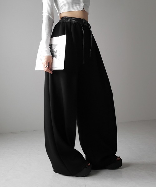 me+em select（ミームセレクト）の「※ツータックレザードッキングワイドスウェットパンツ ／ 2 tuck leather docking wide sweatpants（スウェットパンツ・レディース・ブラック/グレー・SMALL/MEDIUM）」の22枚目の写真