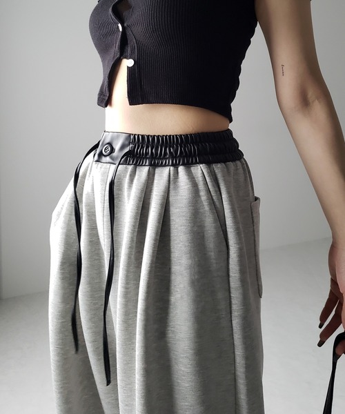 me+em select（ミームセレクト）の「※ツータックレザードッキングワイドスウェットパンツ ／ 2 tuck leather docking wide sweatpants（スウェットパンツ・レディース・ブラック/グレー・SMALL/MEDIUM）」の5枚目の写真