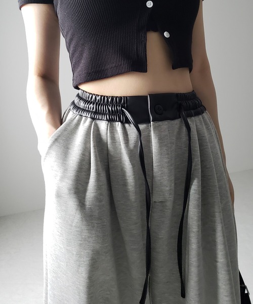 me+em select（ミームセレクト）の「※ツータックレザードッキングワイドスウェットパンツ ／ 2 tuck leather docking wide sweatpants（スウェットパンツ・レディース・ブラック/グレー・SMALL/MEDIUM）」の4枚目の写真