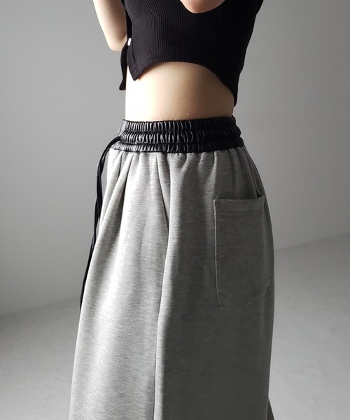 me+em select（ミームセレクト）の「※ツータックレザードッキングワイドスウェットパンツ ／ 2 tuck leather docking wide sweatpants（スウェットパンツ・レディース・ブラック/グレー・SMALL/MEDIUM）」の6枚目の写真