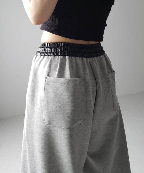 me+em select（ミームセレクト）の「※ツータックレザードッキングワイドスウェットパンツ ／ 2 tuck leather docking wide sweatpants（スウェットパンツ・レディース・ブラック/グレー・SMALL/MEDIUM）」の7枚目の写真