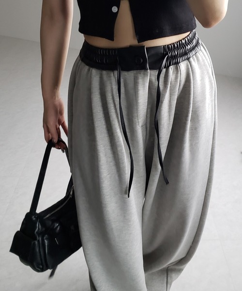me+em select（ミームセレクト）の「※ツータックレザードッキングワイドスウェットパンツ ／ 2 tuck leather docking wide sweatpants（スウェットパンツ・レディース・ブラック/グレー・SMALL/MEDIUM）」の8枚目の写真