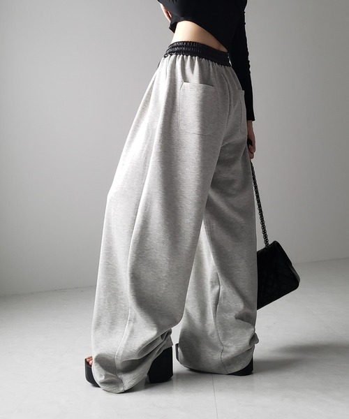me+em select（ミームセレクト）の「※ツータックレザードッキングワイドスウェットパンツ ／ 2 tuck leather docking wide sweatpants（スウェットパンツ・レディース・ブラック/グレー・SMALL/MEDIUM）」の10枚目の写真