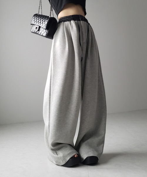 me+em select（ミームセレクト）の「※ツータックレザードッキングワイドスウェットパンツ ／ 2 tuck leather docking wide sweatpants（スウェットパンツ・レディース・ブラック/グレー・SMALL/MEDIUM）」の11枚目の写真