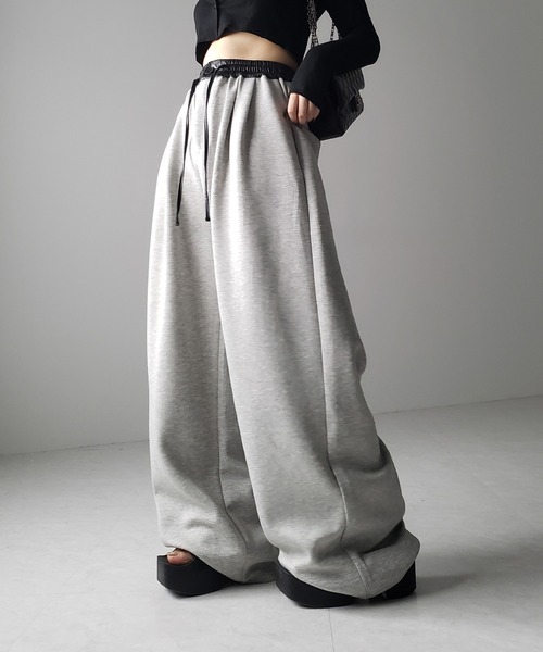 me+em select（ミームセレクト）の「※ツータックレザードッキングワイドスウェットパンツ ／ 2 tuck leather docking wide sweatpants（スウェットパンツ・レディース・ブラック/グレー・SMALL/MEDIUM）」の12枚目の写真