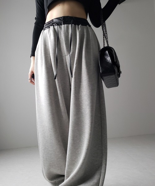 me+em select（ミームセレクト）の「※ツータックレザードッキングワイドスウェットパンツ ／ 2 tuck leather docking wide sweatpants（スウェットパンツ・レディース・ブラック/グレー・SMALL/MEDIUM）」の13枚目の写真