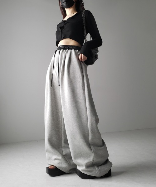 me+em select（ミームセレクト）の「※ツータックレザードッキングワイドスウェットパンツ ／ 2 tuck leather docking wide sweatpants（スウェットパンツ・レディース・ブラック/グレー・SMALL/MEDIUM）」の14枚目の写真