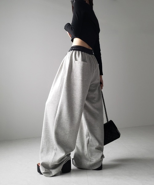 me+em select（ミームセレクト）の「※ツータックレザードッキングワイドスウェットパンツ ／ 2 tuck leather docking wide sweatpants（スウェットパンツ・レディース・ブラック/グレー・SMALL/MEDIUM）」の15枚目の写真