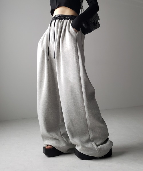 me+em select（ミームセレクト）の「※ツータックレザードッキングワイドスウェットパンツ ／ 2 tuck leather docking wide sweatpants（スウェットパンツ・レディース・ブラック/グレー・SMALL/MEDIUM）」の9枚目の写真