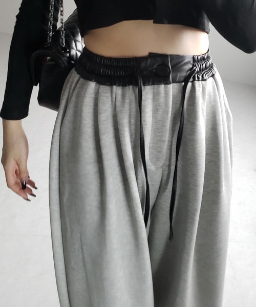 me+em select（ミームセレクト）の「※ツータックレザードッキングワイドスウェットパンツ ／ 2 tuck leather docking wide sweatpants（スウェットパンツ・レディース・ブラック/グレー・SMALL/MEDIUM）」の17枚目の写真