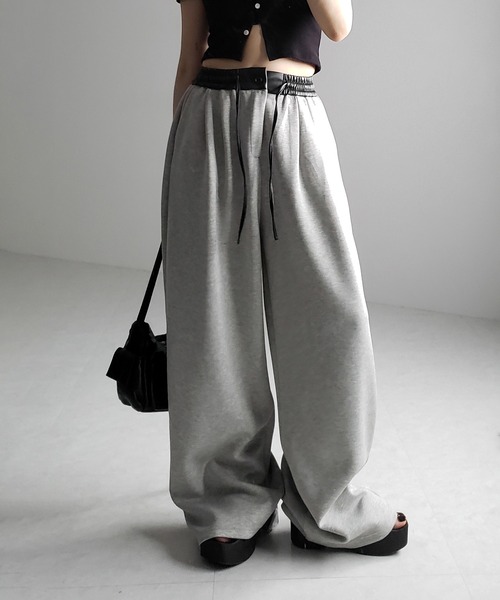 me+em select（ミームセレクト）の「※ツータックレザードッキングワイドスウェットパンツ ／ 2 tuck leather docking wide sweatpants（スウェットパンツ・レディース・ブラック/グレー・SMALL/MEDIUM）」の16枚目の写真