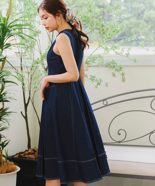 Tiaclasse（ティアクラッセ）の「デニムタックフレアワンピース（ワンピース・レディース・ネイビー/ブラック・S/M/L）」の15枚目の写真