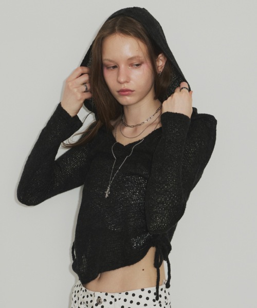 SHAGGIE(シャギー)の「サイドギャザー透かし編みフーディトップス(パーカー・レディース・ブラック/ボルドー/ホワイト/グレー/ネイビー・FREE)」の7枚目の写真