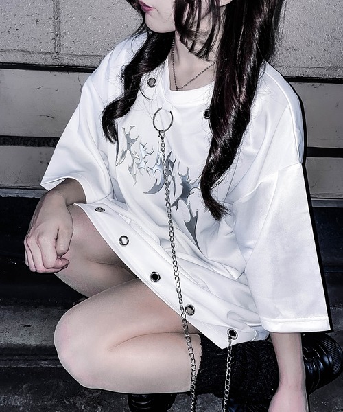 シルバーチェーン付き トライバル ロゴ メタルプリント オーバーサイズTシャツ(Tシャツ/カットソー)|Revo.(レボ)