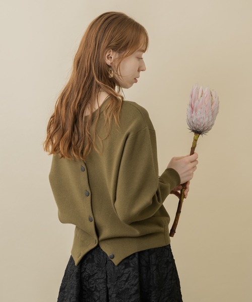 CLOCHE(クロシェ)の「cloche 前後2WAYロゴニットカーディガン(カーディガン/ボレロ・レディース・グリーン/ベージュ/チャコールグレー/ブラック・FREE)」の11枚目の写真