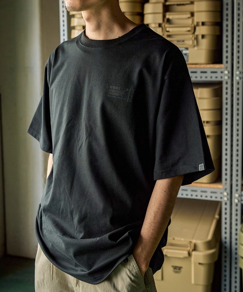 GORDON MILLER(ゴードンミラー)の「GORDON MILLER VIBTEX ロゴ Tシャツ(Tシャツ/カットソー・メンズ・ホワイト/ブラック・2/1/3)」の2枚目の写真