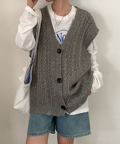 COCOMOMO（ココモモ）の「こなれ見え ニットベスト Vネック ケーブルニット オーバーサイズ（ニット/セーター・レディース・ブラック/ライトブラウン/ライトグレー/ブラウン/ワインレッド/ダークグレー/ベージュ/ネイビー・FREE）」の3枚目の写真