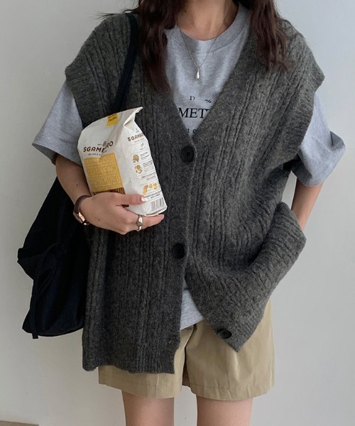 COCOMOMO（ココモモ）の「こなれ見え ニットベスト Vネック ケーブルニット オーバーサイズ（ニット/セーター・レディース・ブラック/ライトブラウン/ライトグレー/ブラウン/ワインレッド/ダークグレー/ベージュ/ネイビー・FREE）」の4枚目の写真