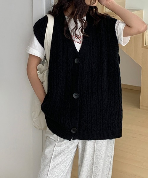 COCOMOMO（ココモモ）の「こなれ見え ニットベスト Vネック ケーブルニット オーバーサイズ（ニット/セーター・レディース・ブラック/ライトブラウン/ライトグレー/ブラウン/ワインレッド/ダークグレー/ベージュ/ネイビー・FREE）」の2枚目の写真