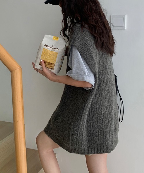 COCOMOMO（ココモモ）の「こなれ見え ニットベスト Vネック ケーブルニット オーバーサイズ（ニット/セーター・レディース・ブラック/ライトブラウン/ライトグレー/ブラウン/ワインレッド/ダークグレー/ベージュ/ネイビー・FREE）」の19枚目の写真