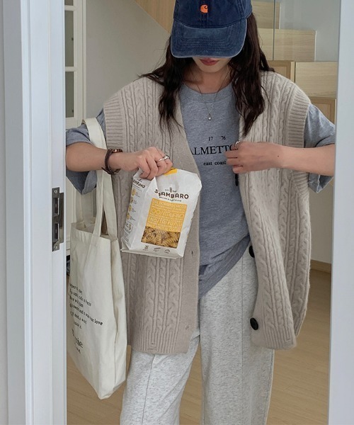 COCOMOMO（ココモモ）の「こなれ見え ニットベスト Vネック ケーブルニット オーバーサイズ（ニット/セーター・レディース・ブラック/ライトブラウン/ライトグレー/ブラウン/ワインレッド/ダークグレー/ベージュ/ネイビー・FREE）」の17枚目の写真