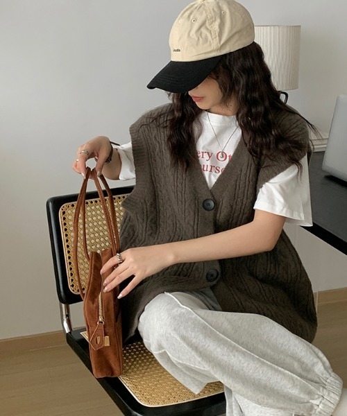 COCOMOMO（ココモモ）の「こなれ見え ニットベスト Vネック ケーブルニット オーバーサイズ（ニット/セーター・レディース・ブラック/ライトブラウン/ライトグレー/ブラウン/ワインレッド/ダークグレー/ベージュ/ネイビー・FREE）」の12枚目の写真