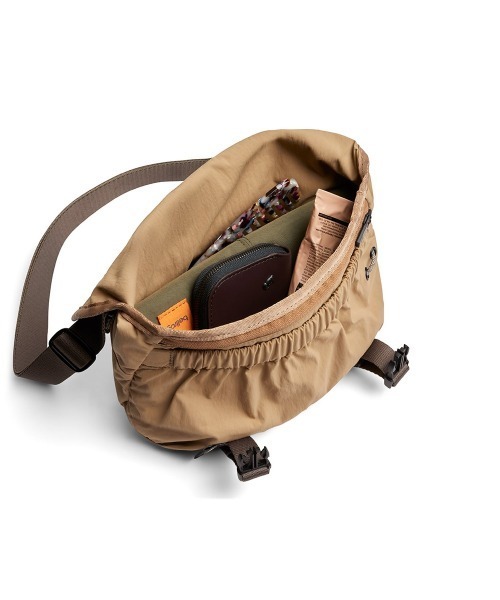 entre square(アントレスクエアー)の「Bellroy/ショルダーバッグ Cinch Mini Messenger サンド(廃盤カラー)(ショルダーバッグ・メンズ・サンドベージュ・ONE SIZE)」の3枚目の写真