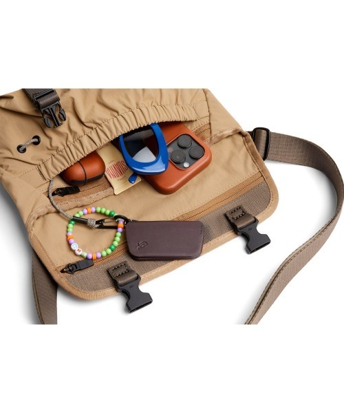 entre square(アントレスクエアー)の「Bellroy/ショルダーバッグ Cinch Mini Messenger サンド(廃盤カラー)(ショルダーバッグ・メンズ・サンドベージュ・ONE SIZE)」の4枚目の写真