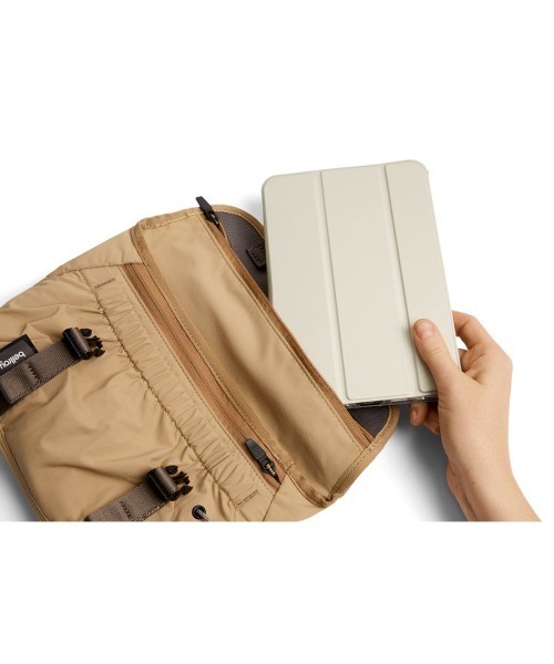 entre square(アントレスクエアー)の「Bellroy/ショルダーバッグ Cinch Mini Messenger サンド(廃盤カラー)(ショルダーバッグ・メンズ・サンドベージュ・ONE SIZE)」の6枚目の写真
