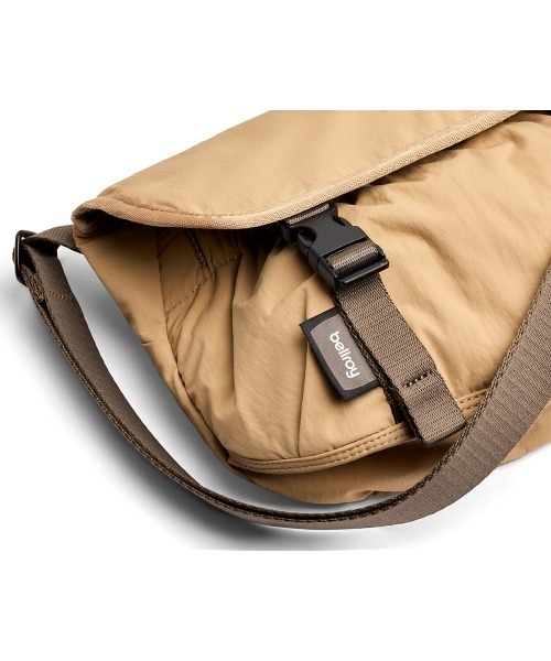 entre square(アントレスクエアー)の「Bellroy/ショルダーバッグ Cinch Mini Messenger サンド(廃盤カラー)(ショルダーバッグ・メンズ・サンドベージュ・ONE SIZE)」の7枚目の写真