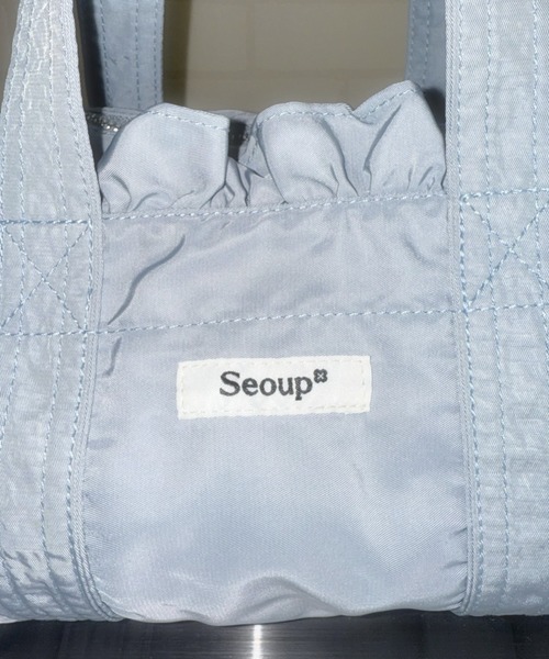 nemne store(ネンネストア)の「【Seoup】チャーム付きフリルボストンバッグ(ボストンバッグ・レディース・ライトブルー/ブラック/ピンク/ライトグレー・フリー)」の10枚目の写真