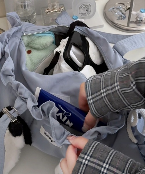 nemne store(ネンネストア)の「【Seoup】チャーム付きフリルボストンバッグ(ボストンバッグ・レディース・ライトブルー/ブラック/ピンク/ライトグレー・フリー)」の14枚目の写真