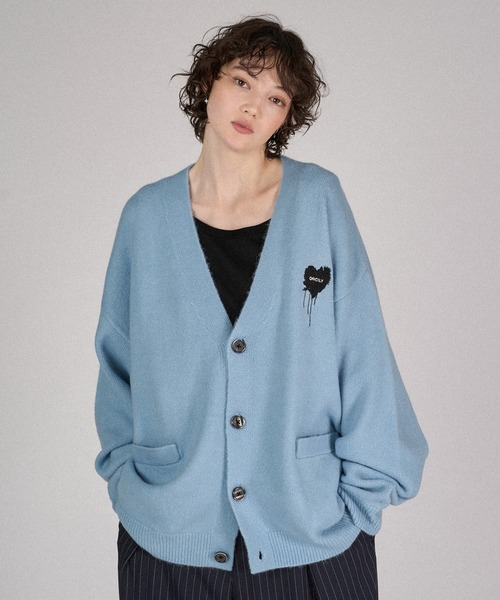 ONCILY（オンシェリー）の「MELTY HEART LOGO KNIT CARDIGAN  /  メルティーハートロゴニットカーディガン（カーディガン/ボレロ・メンズ・ネイビー/グレー/チャコールグレー/ブラック/グリーン/アイボリー/ブルー・SMALL/MEDIUM/LARGE）」の7枚目の写真