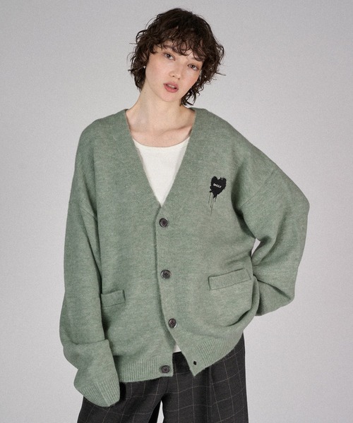 ONCILY（オンシェリー）の「MELTY HEART LOGO KNIT CARDIGAN  /  メルティーハートロゴニットカーディガン（カーディガン/ボレロ・メンズ・ネイビー/グレー/チャコールグレー/ブラック/グリーン/アイボリー/ブルー・SMALL/MEDIUM/LARGE）」の5枚目の写真