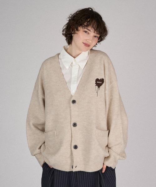 ONCILY（オンシェリー）の「MELTY HEART LOGO KNIT CARDIGAN  /  メルティーハートロゴニットカーディガン（カーディガン/ボレロ・メンズ・ネイビー/グレー/チャコールグレー/ブラック/グリーン/アイボリー/ブルー・SMALL/MEDIUM/LARGE）」の2枚目の写真