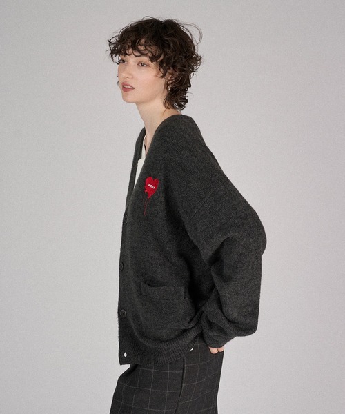 ONCILY（オンシェリー）の「MELTY HEART LOGO KNIT CARDIGAN  /  メルティーハートロゴニットカーディガン（カーディガン/ボレロ・メンズ・ネイビー/グレー/チャコールグレー/ブラック/グリーン/アイボリー/ブルー・SMALL/MEDIUM/LARGE）」の14枚目の写真