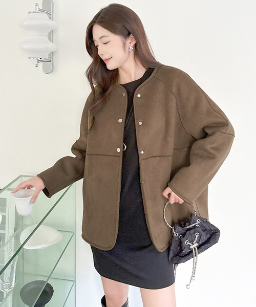 by LEGNA(バイレグナ)の「2WAYリバーシブルノーカラーコート(フェイクムートン/ボア)(ムートンコート・レディース・ブラウン/ブラック/ダークブラウン/グレー・LARGE/MEDIUM)」の3枚目の写真