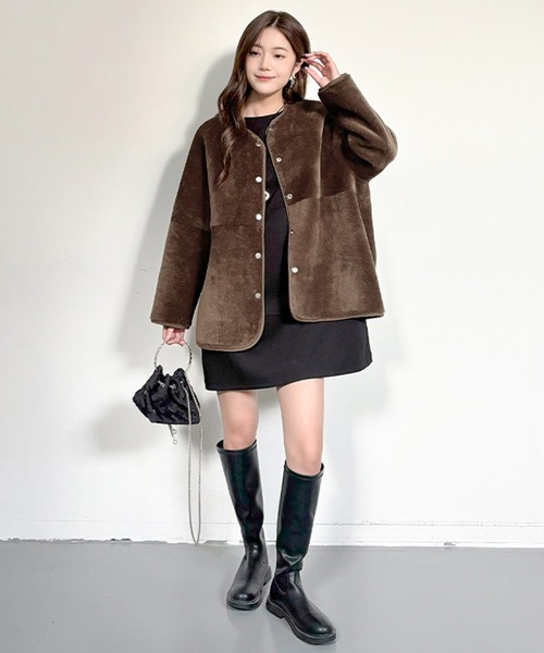 by LEGNA(バイレグナ)の「2WAYリバーシブルノーカラーコート(フェイクムートン/ボア)(ムートンコート・レディース・ブラウン/ブラック/ダークブラウン/グレー・LARGE/MEDIUM)」の21枚目の写真