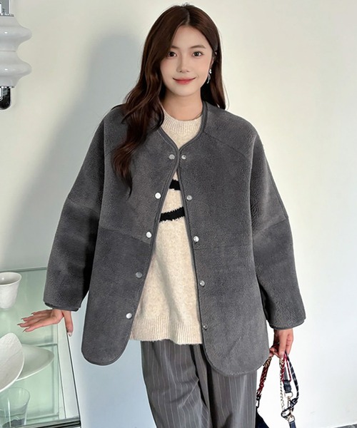 by LEGNA(バイレグナ)の「2WAYリバーシブルノーカラーコート(フェイクムートン/ボア)(ムートンコート・レディース・ブラウン/ブラック/ダークブラウン/グレー・LARGE/MEDIUM)」の16枚目の写真