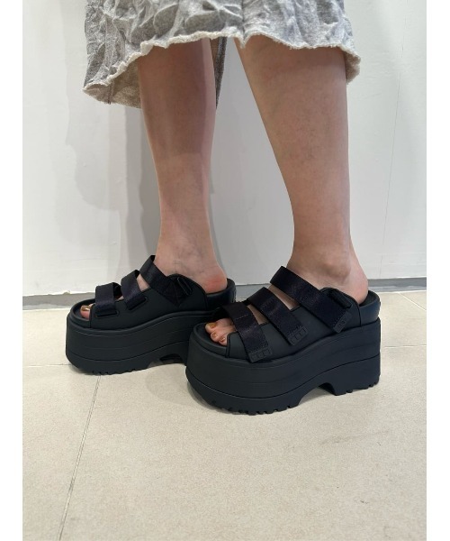 UGG（アグ）の「UGG / GOLDEN RISE（サンダル・レディース・ブラック/ライトベージュ・8/7/6）」の11枚目の写真