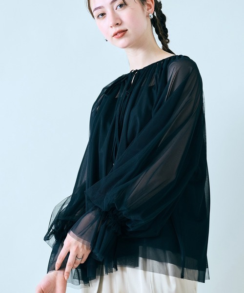 Audie a Muses(オーディアミューズ)の「チュールレイヤードブラウス/ 2WAY(シャツ/ブラウス・レディース・グレー/ブラック/オフホワイト・38/42)」の1枚目の写真