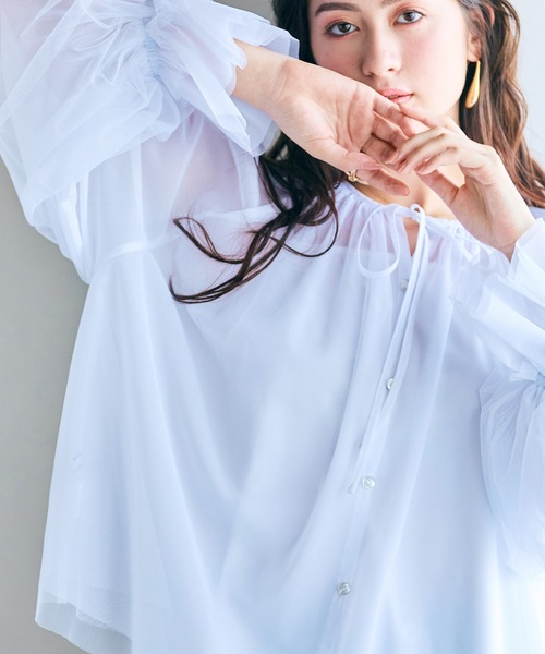 Audie a Muses(オーディアミューズ)の「チュールレイヤードブラウス/ 2WAY(シャツ/ブラウス・レディース・グレー/ブラック/オフホワイト・38/42)」の4枚目の写真